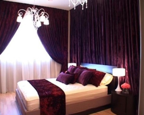 mor-renklerle-tasarlanmış-ve-şık-avizesi-ile-yatak-odası-dekorasyon